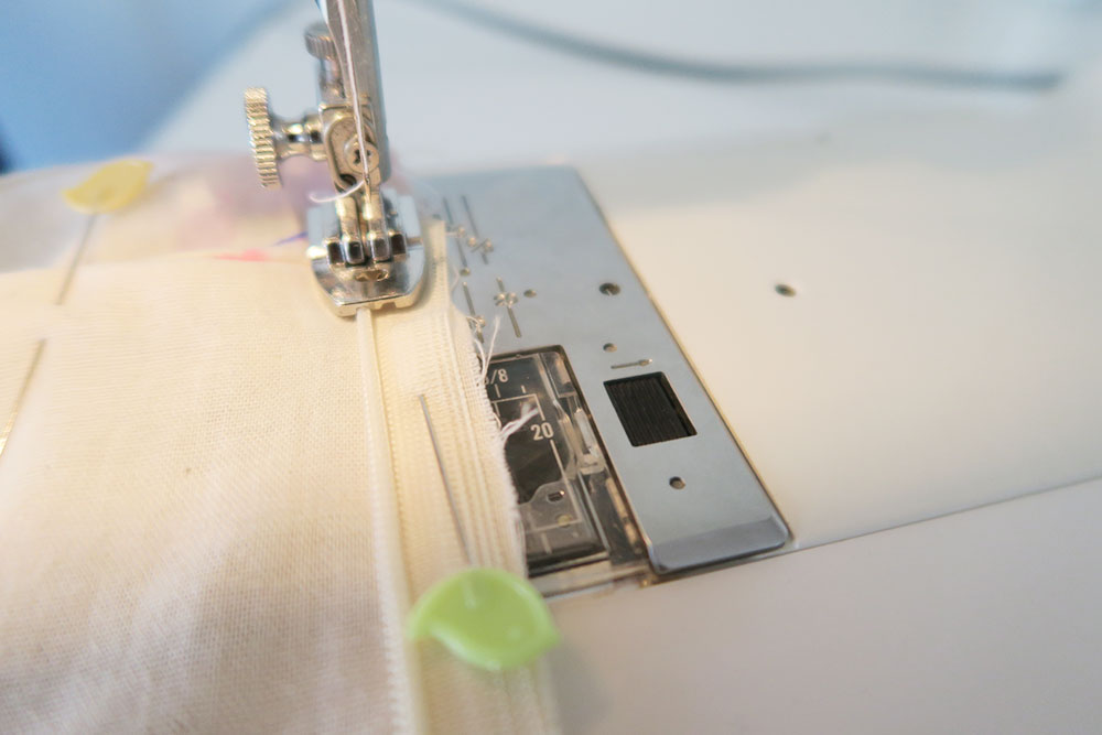 Sewing the zip with an invisible foot