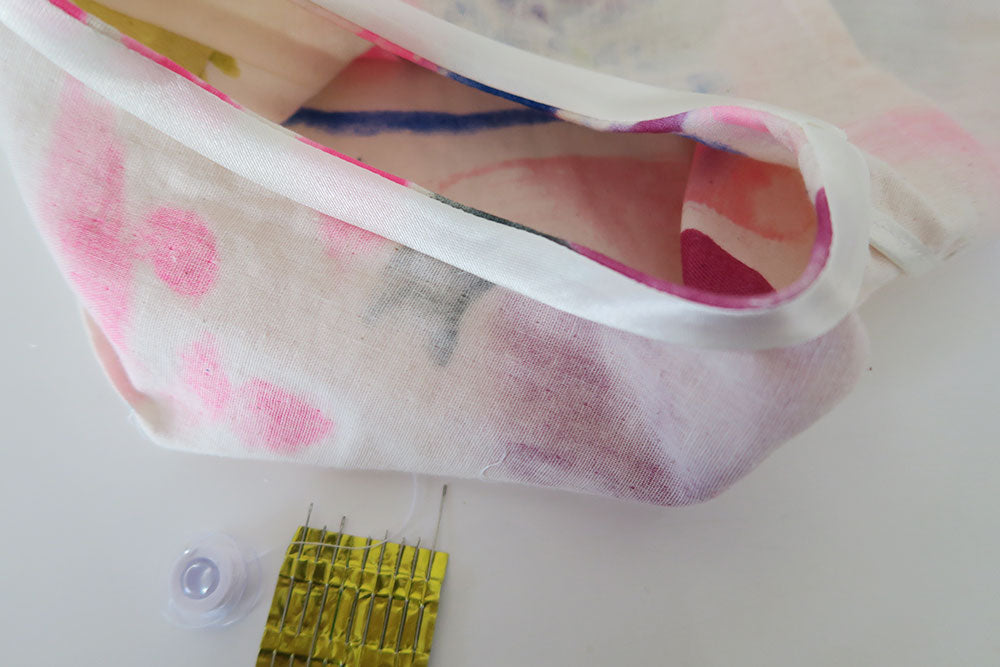 Thread a hand sewing needle